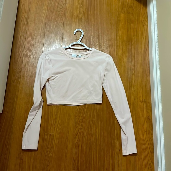 Aritzia Tops - Never worn, new condition